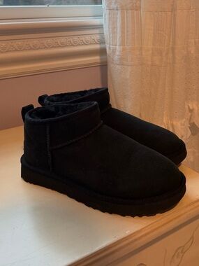 UGG minis Black Short Shearling Lined Boots